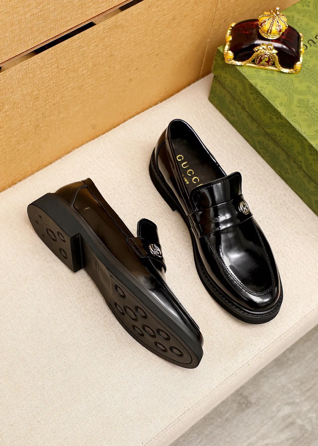 Men's shoes 💰560 💐 Product trademark: GUCCI "Gucci" casual leather shoes Regular size: 38-44 (45🉑️customized) Product materials: Selected imported first-layer open-edge beaded calfskin upper + classic hardware buckle, imported water-dyed cowhide leather lining. Strong three-dimensional visual effect, rubber outsole Color: 2⃣️colors available